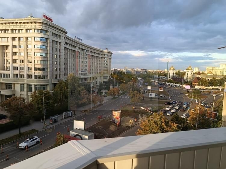 Doua camere vis-a-vis Marriott Hotel: central, curat, modern, functional.