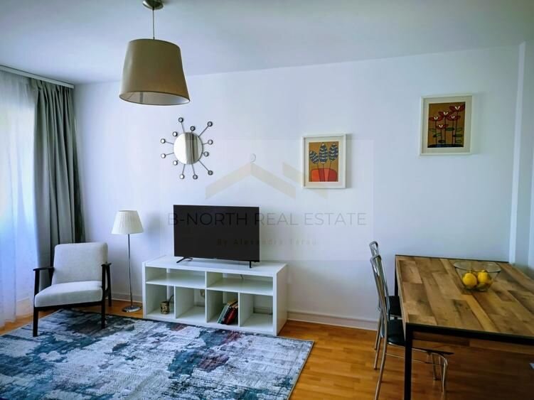 Doua camere vis-a-vis Marriott Hotel: central, curat, modern, functional.