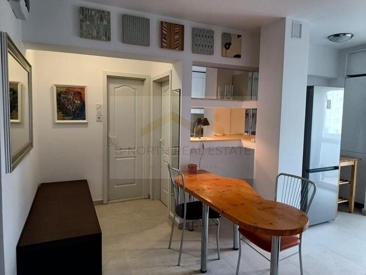 Doua camere vis-a-vis Marriott Hotel: central, curat, modern, functional.